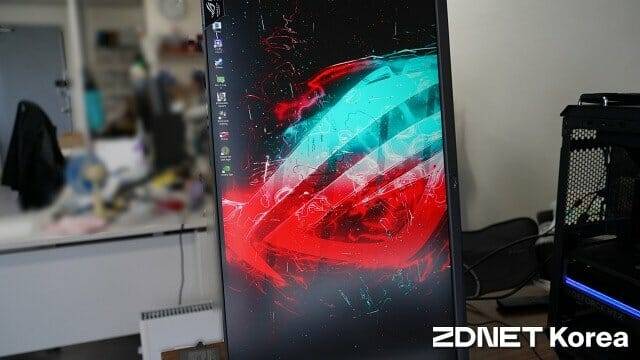 모니터를 좌/우로 90도 돌릴 수 있는 피벗 기능도 지원한다. (사진=지디넷코리아)