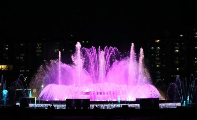 경기도 고양 일산호수공원 노래하는 분수대에서 방탄소년단(BTS) 대표곡에 맞춰 화려한 분수쇼가 열리고 있다. 연합뉴스