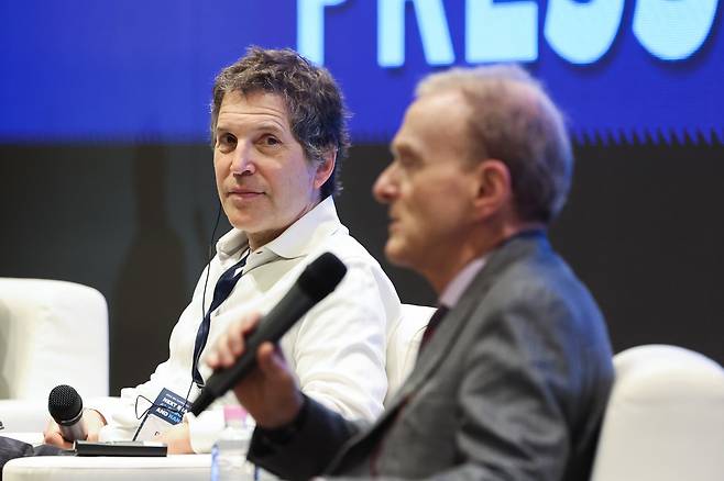 6일 서울 서대문구 연세대학교에서 열린 기초과학연구원(IBS) 콘퍼런스에서 2024년 노벨 화학상 수상자 데이비드 베이커 미국 워싱턴대 교수와 2013년 노벨 생리의학상 수상자인 랜디 셰크먼 미국 UC버클리 교수가 기자간담회에 참여하고 있다. /기초과학연구원