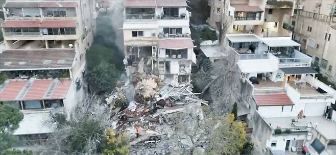 이스라엘 민가 때린 이란 미사일 5일 이스라엘 북부 도시 하이파의 주거용 건물이 이란의 미사일 공격으로 파괴된 모습. 이날 이란의 공격으로 80대 노인 등 최소 4명이 사망했다. /로이터 연합뉴스