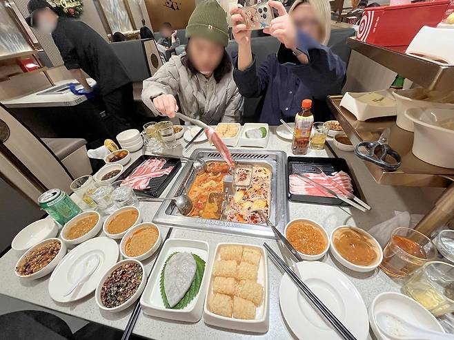 훠궈 전문점 하이디라오를 방문한 20대 소비자들이 한 상을 차려 식사를 하고 있다./독자 제공