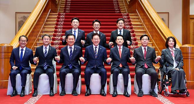 이재명 대통령이 7일 청와대에서 여야정 민생경제 협의체 회담에 앞서 참석자들과 기념촬영하고 있다. 뒷줄 왼쪽부터 시계방향으로 강훈식 대통령비서실장, 김민석 국무총리, 홍익표 정무수석, 국민의힘 최보윤 수석대변인, 송언석 원내대표, 장동혁 대표, 이 대통령, 더불어민주당 정청래 대표, 한병도 원내대표, 강준현 수석대변인. 연합뉴스