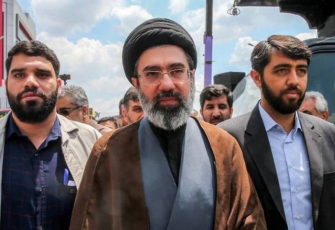 2019년 5월 31일, 이란 최고 지도자 아야톨라 알리 하메네이의 아들 모즈타바 하메네이(가운데)가 테헤란 거리를 걷고 있다. AFP=뉴스1