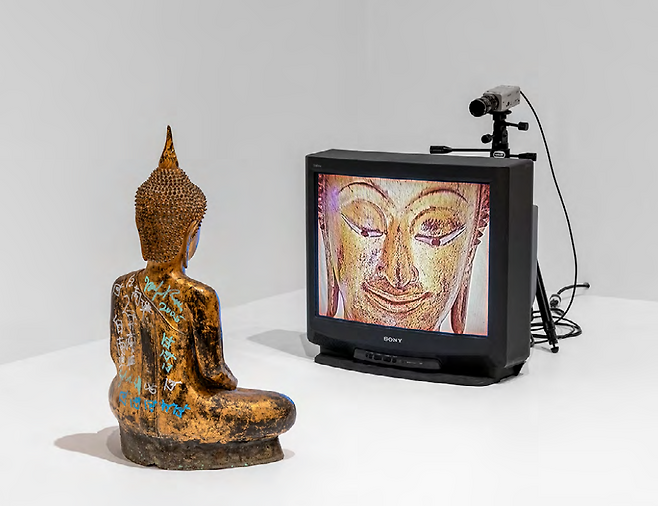 백남준의 ‘골드 TV 부처’(2005년). © Nam June Paik Estate
