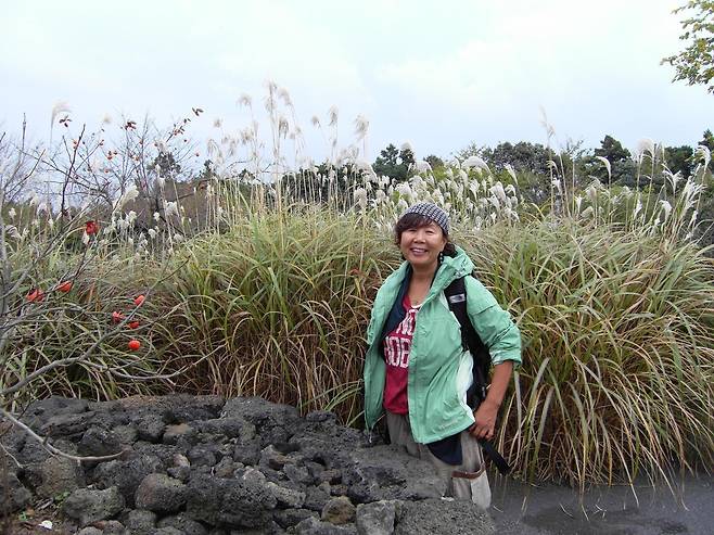 제주올레를 개척한 서명숙 사단법인 제주올레 이사장이 7일 별세했다. 사진은 올레길을 걷고 있는 서 이사장. 제주올레 제공