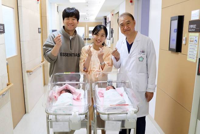 세쌍둥이 출산을 마친 뒤 산모 A씨(가운데)가 남편(왼쪽), 전종관 산부인과 교수(오른쪽)와 함께 기념촬영을 했다. 첫째(아래 왼쪽부터)와 둘째. 셋째는 신생아중환자실에 입원 중이다. 이대목동병원 제공
