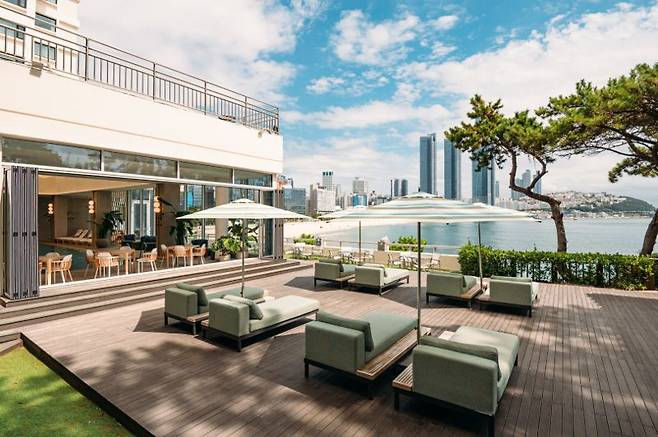 웨스틴 조선 부산 야외 수영장 가든. 웨스틴 조선 부산 제공.