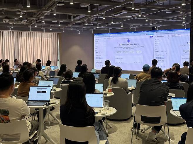 HSAD 임직원들이 '에이전트 빌더 데이'에서 에이전트 생성 방식에 대한 설명을 듣고 있다. HSAD 제공