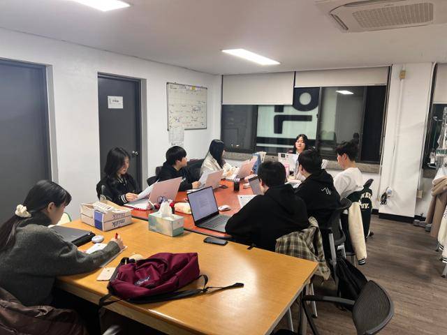 건대학보사 구성원들이 지난달 25일 충북 충주시 학보사 사무실에서 편집회의를 진행하고 있다. 이한빛 편집국장 제공