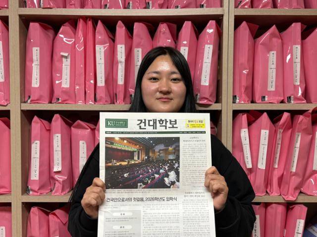 이한빛 편집국장이 지난달 24일 충북 충주시 학보사 사무실에서 약 6년 5개월 만에 종이 학보로 돌아온 건대학보 제361호를 들고 서 있다. 허유정 기자