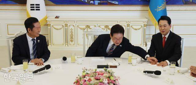 이재명 대통령이 7일 청와대에서 열린 여야정 민생경제협의체 회담에서 장동혁 국민의힘 대표의 손을 잡고 있다. 왕태석 선임기자