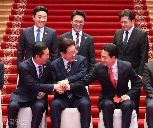 이재명 대통령이 7일 오전 청와대에서 여야정 민생경제 협의체 회담에 앞서 기념촬영 중 정청래 더불어민주당 대표, 장동혁 국민의힘 대표와 손을 잡고 있다. 뒷줄 왼쪽부터 강훈식 대통령비서실장, 김민석 국무총리, 홍익표 정무수석. 왕태석 선임기자
