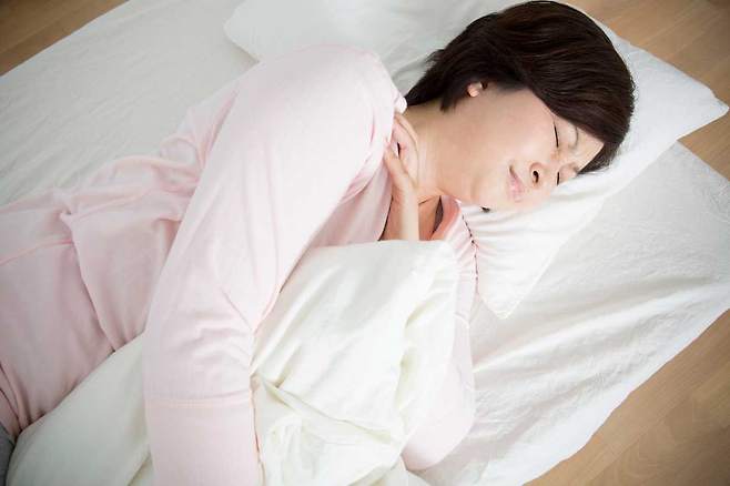 옆으로 자면 수면 중 뇌척수액을 이용해 뇌세포 사이의 노폐물을 씻어내는 ‘뇌 청소 시스템’인 글림파틱 시스템을 촉진할 수 있다. /사진=클립아트코리아