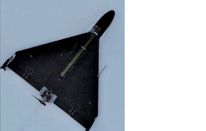 러시아가 우크라이나로 날려보낸 이란제 샤헤드-136. 견착식 대공 미사일(MANPADS)이 장착된 모습이 포착됐다. 사진 우크라이나군 X 캡처