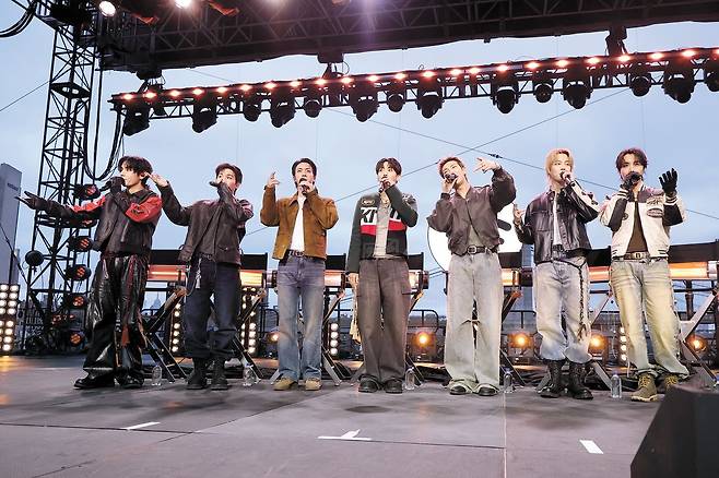 BTS가 지난달 23일(현지 시간) 미국 뉴욕 맨해튼 남부의 ‘피어17(pier 17)’에서 컴백 콘서트를 열었다. 사진 스포티파이
