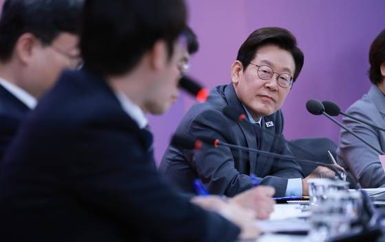 이재명 대통령이 지난해 10월 24일 대구 엑스코에서 열린 '대구의 마음을 듣다' 타운홀미팅에서 하정우 인공지능(AI)미래기획수석의 발언을 듣고 있다. 연합뉴스