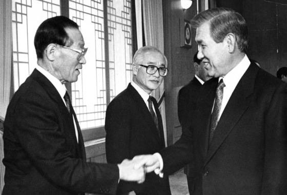 노태우 대통령이 1991년 12월 14일 청와대에서 정주영 회장과 악수하고 있다. 밝은 표정과 달리 당시 두 사람은 서로에 대해 칼을 갈고 있었다. 중앙포토