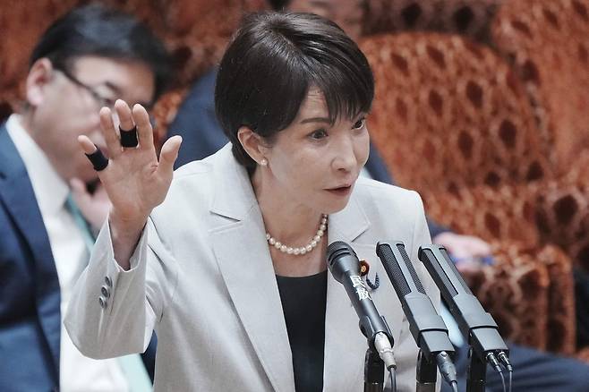 7일 참의원 예산위원회에 출석한 다카이치 사나에 총리가 손을 들고 발언하고 있다. AFP=연합뉴스