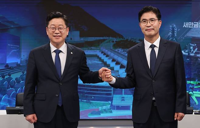 더불어민주당 안호영, 이원택(왼쪽부터) 전북특별자치도지사 출마예정자가 6일 전주MBC 스튜디오에서 열린 본경선 후보자 합동토론회에서 기념 촬영을 하고 있다. 연합뉴스