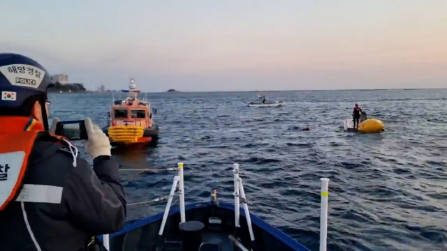 ▲ 7일 오전 4시 30분쯤 속초시 대포항 동쪽 1.5㎞ 해상에서 3.55t 어선 A호가 전복돼 해경이 수색 작업을 벌였다. 속초해경 제공