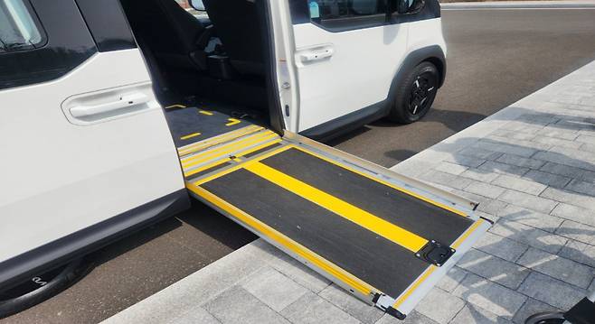 기아 PV5 WVA의 수동 2단 슬로프를 1단만 인도 연석 위에 연결한 모습. 사진=최수진 한경닷컴 기자.