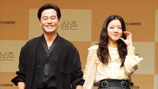 배우 이서진(왼쪽)과 고아성이 7일 서울 마곡동 LG아트센터에서 열린 ‘바냐 삼촌’ 제작발표회에서 기념 촬영을 하고 있다. 뉴스1