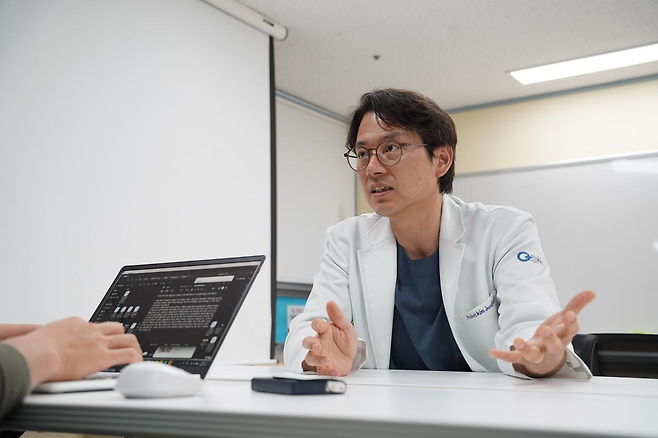 김정수 공감직업환경의학센터 이사장이 지난달 24일 경기 화성에 있는 향남공감의원에서 경향신문과 인터뷰하고 있다. 공감직업환경의학센터 제공