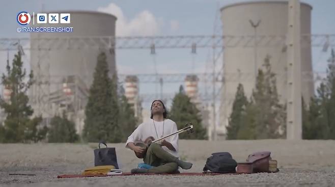 이란 테헤란의 다마반드 발전소 앞에서 연좌농성을 시작한 이란 작곡가 알리 감사리. 사진 출처 엑스 @iranscreenshot