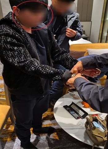 법무부 관계자가 7일 서울 강남의 한 호텔에서 국제 마약조직 총책 태국인 A씨를 검거하고 있다. 국가정보원 제공