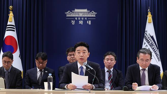 Presidential chief of staff Kang Hoon-sik (center) speaks during a briefing on the Middle East situation at Cheong Wa Dae in Seoul on Tuesday. (Yonhap)