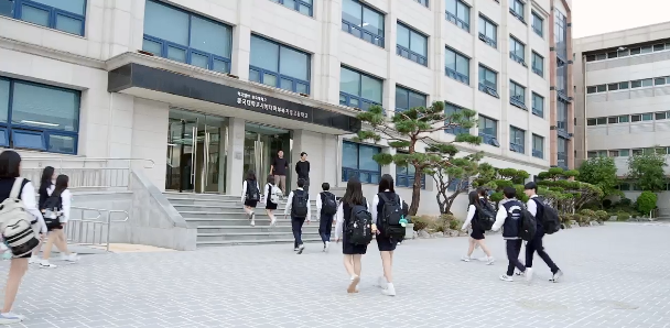 작년 남녀공학으로 바뀐 동대부속가람고에서 학생들이 등교하고 있다.