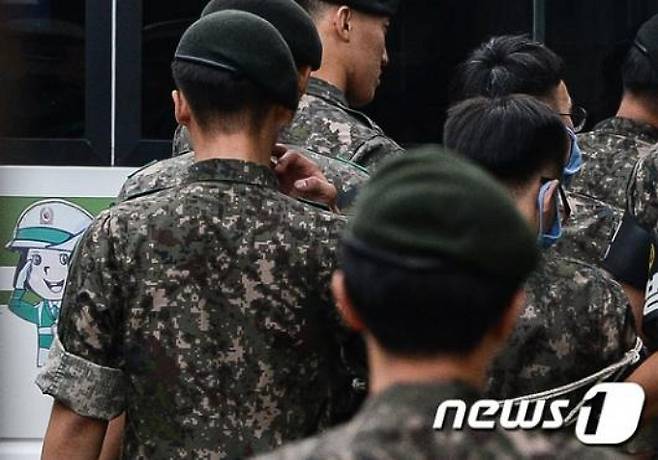 '윤일병 구타사망 사건' 가해 병사들이 경기도 양주시 제 28사단 군사법정에서 열린 결심공판을 마친 뒤 헌병대에 의해 이송되고 있다. 박근혜 대통령은 이날 국무회의에서 윤일병 사건과 관련해 '가해자와 방조자를 일벌백계 해야한다'고 말했다. 2014.8.5 /사진=뉴스1