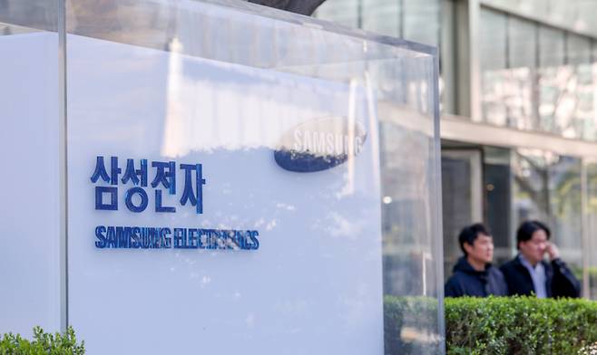 (서울=뉴스1) 김성진 기자 = 삼성전자가 올해 1분기 잠정 실적으로 매출액 133조원, 영업이익 57조 2000억원을 기록했다고 7일 밝혔다. 매출은 전년동기 대비 68.06%, 전분기 대비 41.73% 증가했다. 영업이익은 전년동기 대비 755.01%, 전분기 대비 185% 증가했다. 사진은 이날 오전 서울 서초구 삼성전자 사옥. 2026.4.7/뉴스1 Copyright (C) 뉴스1. All rights reserved. 무단 전재 및 재배포, AI학습 이용 금지. /사진=(서울=뉴스1) 김성진 기자