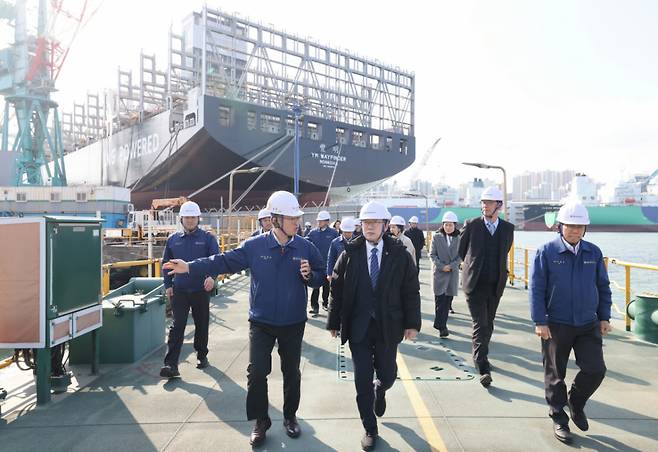 (서울=뉴스1) = 이명구 관세청장이 지난 12일 울산 천하동에 위치한 HD현대중공업을 방문해 조선산업 수출 현장을 살펴보고 있다. (관세청 제공. 재판매 및 DB 금지) 2026.3.13/뉴스1