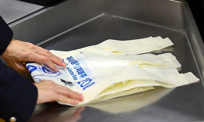 지난 1일 서울 한 대형 마트에서 고객이 종량제 봉투를 구입하고 있다. 뉴시스