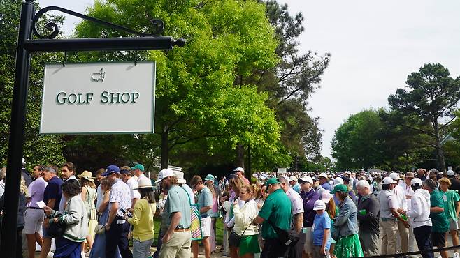 6일(현지 시간) 미국 조지아주 오거스타 내셔널GC 북쪽 게이트 근처의 한 골프숍 앞에 수많은 관람객이 기념품을 사기 위해 입장 순서를 기다리고 있다. 오거스타=양준호 기자