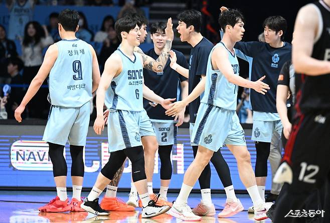 경기를 승리한 뒤 하이파이브를 하는 소노 선수들. 사진제공|KBL