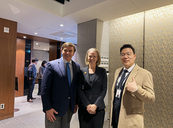 Rumsey Hall 교장 Brooke Giese, Director of Advancement Benjamin Pastor, 예스유학 김동민 이사