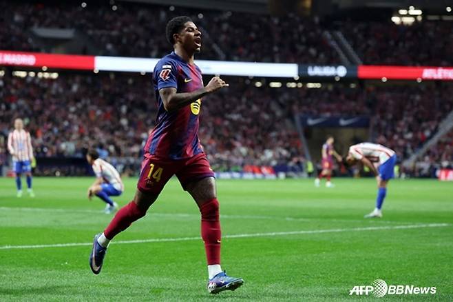 마커스 래시포드가 지난 5일(한국시간) 스페인 마드리드의 리야드 에어 메트로폴리타노에서 열린 아틀레티코와의 2025~26 라리가 30라운드에서 골을 넣고 기뻐하고 있다. /AFPBBNews=뉴스1