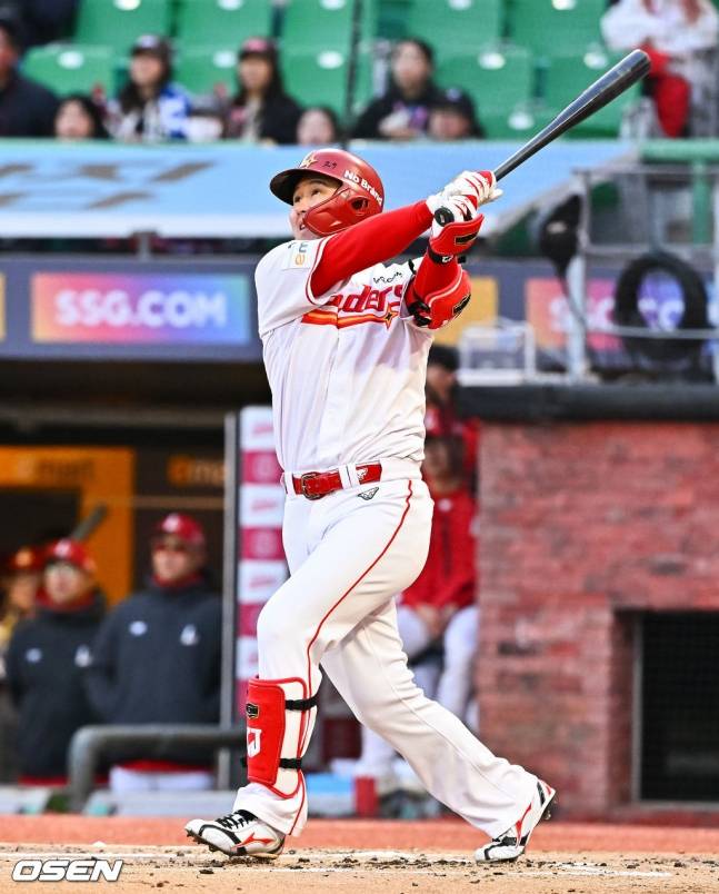 최정이 1회말 류현진을 상대로 통산 520번째 홈런을 터뜨리고 있다.