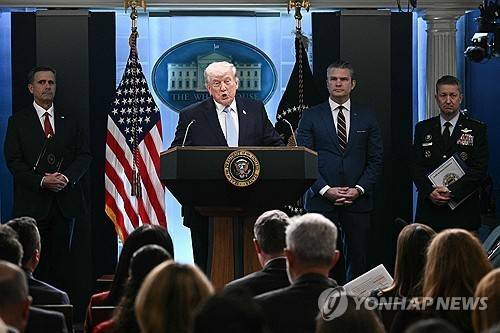 기자회견 하는 트럼프 대통령 (AFP=연합뉴스) 트럼프 대통령이 6일(현지시간) 백악관 브리핑룸에서 이란전 관련 상황에 대해 기자회견을 하고 있다. 2026.4.6