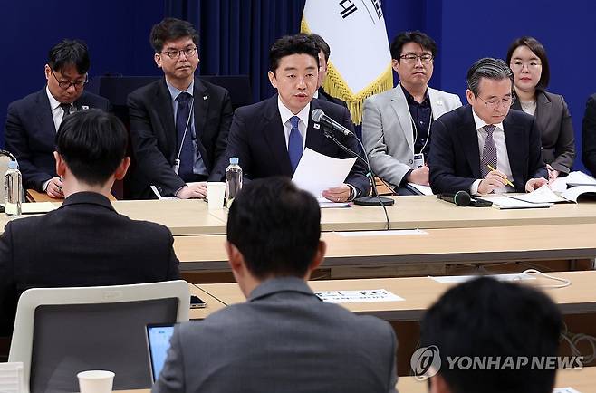 중동상황 기자간담회 (서울=연합뉴스) 한상균 기자 = 강훈식 비서실장과 김용범 정책실장이 7일 청와대에서 중동상황 관련 기자간담회를 하고 있다. 2026.4.7 xyz@yna.co.kr