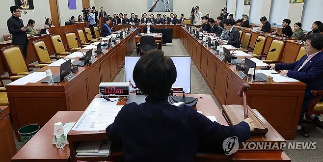 국회 과방위 전체회의 (서울=연합뉴스) 이동해 기자 = 최민희 위원장이 7일 국회에서 열린 과학기술정보방송통신위원회 전체회의에서 의사봉을 두드리고 있다. 2026.4.7 eastsea@yna.co.kr