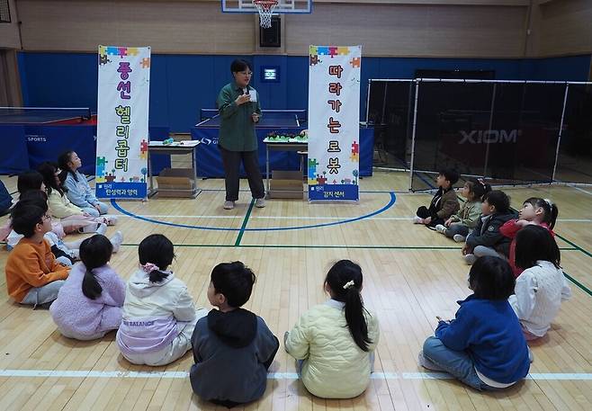 ▲ 명덕초등학교 'AI·창의 과학 체험 한마당'에서 학생들이 활동하고 있다. /사진제공=명덕초등학교