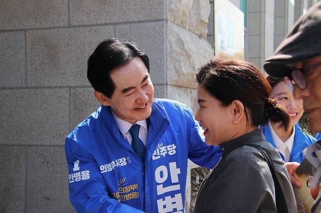 더불어민주당 안병용 의정부시장 예비후보가 한 시민에게 지지를 호소하고 있다. 사진=캠프제공