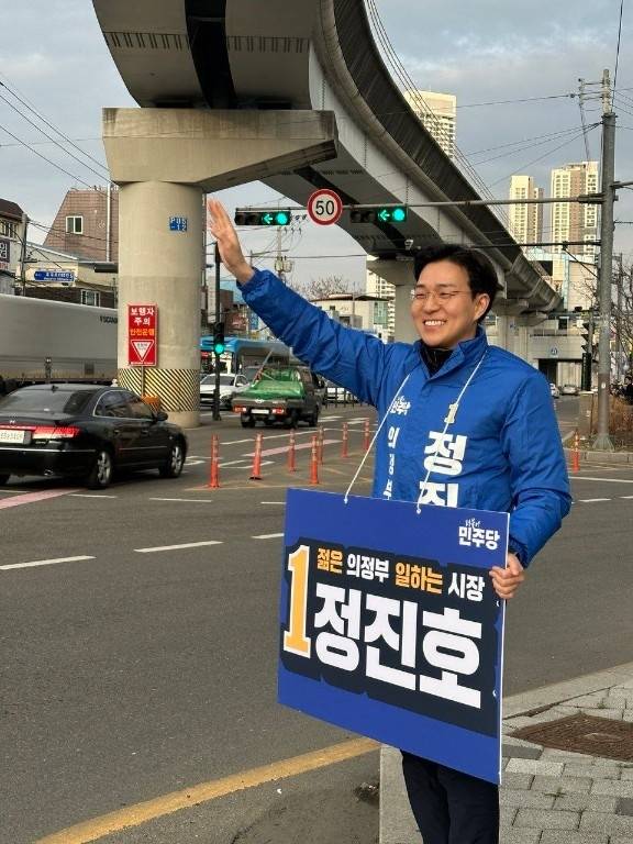 1일 흥선광장에서 더불어민주당 정진호 의정부시장 예비후보가 퇴근길 선거운동을 하고 있다. 사진=캠프제공