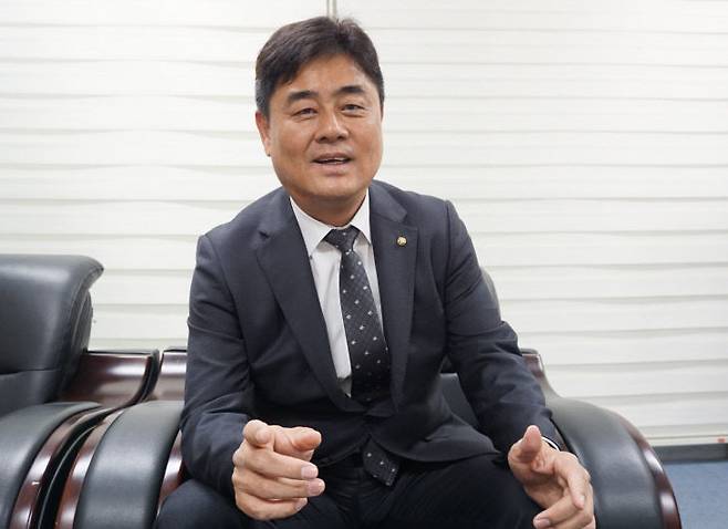 김덕건 (주)건영식품 대표이사가 대전 대덕구 신탄진에 위치한 본사에서 인터뷰를 하고 있다. (사진=김흥수 기자)