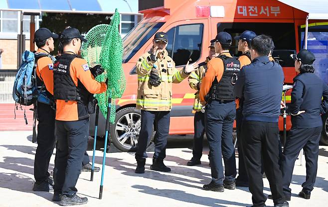 8일 대전 중구 오월드에서 늑대 1마리가 탈출한 가운데 인근 초등학교에서 마련된 수색 본부에서 소방대원들이 출동준비를 하고 있다. 김주형 기자 kjh2667_@cctoday.co.kr