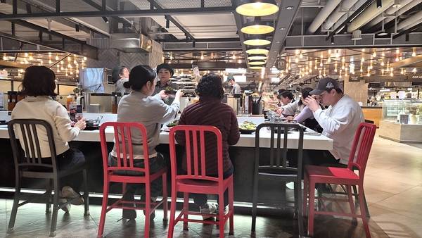 8일 신세계백화점 마산점 식음료 매장을 찾은 고객들이 식사를 하고 있다. /이원재 기자