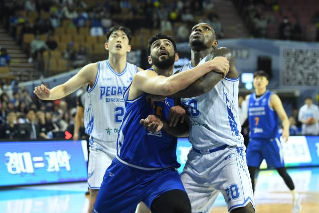 프로농구 대구 한국가스공사의 신승민(왼쪽 첫 번째)과 라건아(오른쪽 첫 번째), 서울 삼성 썬더스의 케렘 칸터가 골밑에서 리바운드 경쟁을 벌이고 있다. KBL 제공